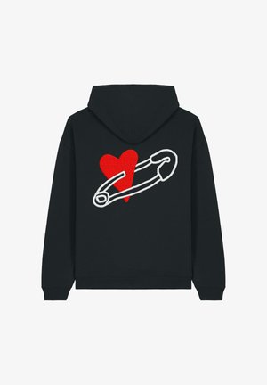Sweat-shirt à capuche noir avec un contour blanc d'une épingle de sûreté et un cœur rouge au dos. Fabriqué en tissu doux et texturé.