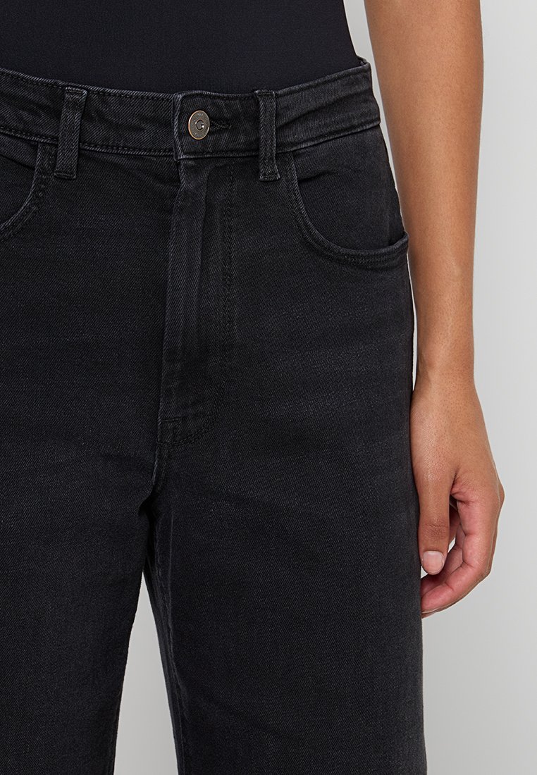 Zwarte spijkerbroeken met een rechte snit, voorzien van een klassiek vijf-pocket ontwerp, knoopsluiting en zichtbare stikseldetails.