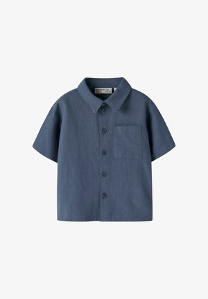 Camisa de botón de manga corta en azul oscuro. Presenta un collar puntiagudo, un bolsillo en el pecho y seis botones a juego en la parte delantera. Textura suave.
