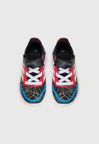 Scarpe sportive rosse e nere con un motivo a ragnatela, dettagli blu, lacci bianchi e una cinghia in velcro sulla parte superiore.