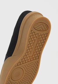 Lacoste AURA CLUB - Sporta apavi - black