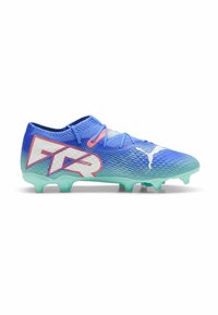 Scarpetta da calcio blu e verde con lacci, tacchetti sagomati e grande logo bianco e rosa "FTR" sul lato.