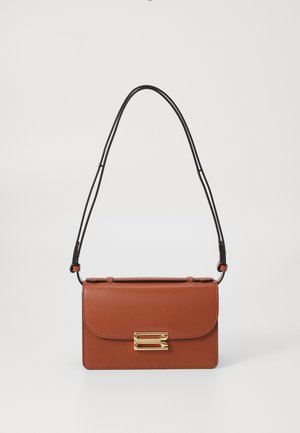 Kahvipunainen nahkalaukku, jossa on musta säädettävä hihna, kullansävyisellä soljella. Sileä pinta, suorakulmainen muoto ja läppäkiinnitys.