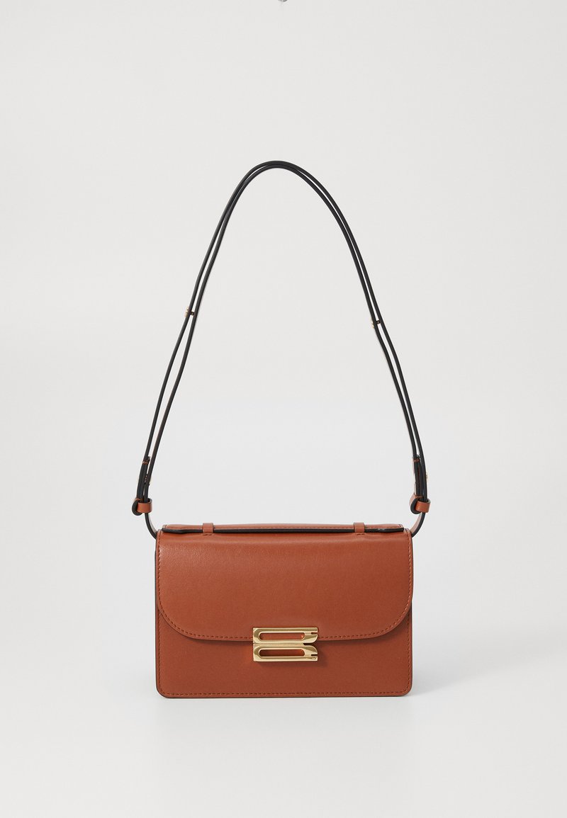 Καφέ δερμάτινη τσάντα χεριού με μαύρη ρυθμιζόμενη ζώνη, με χρυσή αγκράφα. Λείο υφασμά και ορθογώνιο σχήμα με κλείσιμο καπάκι.