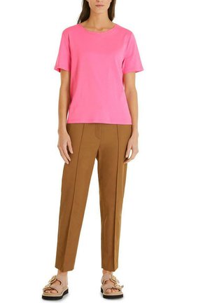 MIT KANTE - Basic T-shirt - lip gloss