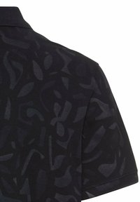 Zwarte poloshirt met een textuurpatroon van abstracte vormen. Gemaakt van zachte stof met een standaard kraag en korte mouwen.