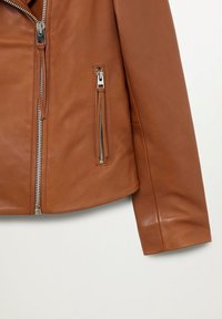 Section de veste en cuir marron avec fermeture éclair avant et poche zippée, montrant la manche et la partie inférieure du torse sur fond blanc.