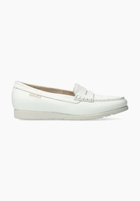 Mocassins en cuir blanc avec une semelle en caoutchouc plate, présentant une bande cousue et un léger détail à franges à l'avant. Texture lisse sur l'ensemble.