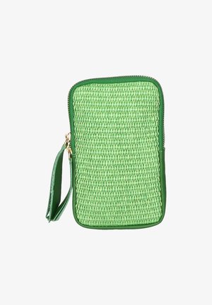 Grünes gewebtes Täschchen mit strukturierter Vorderseite, glatten grünen Lederakzenten, goldfarbener Reißverschluss und abnehmbarem Handgelenkriemen. Kompaktes rechteckiges Design.