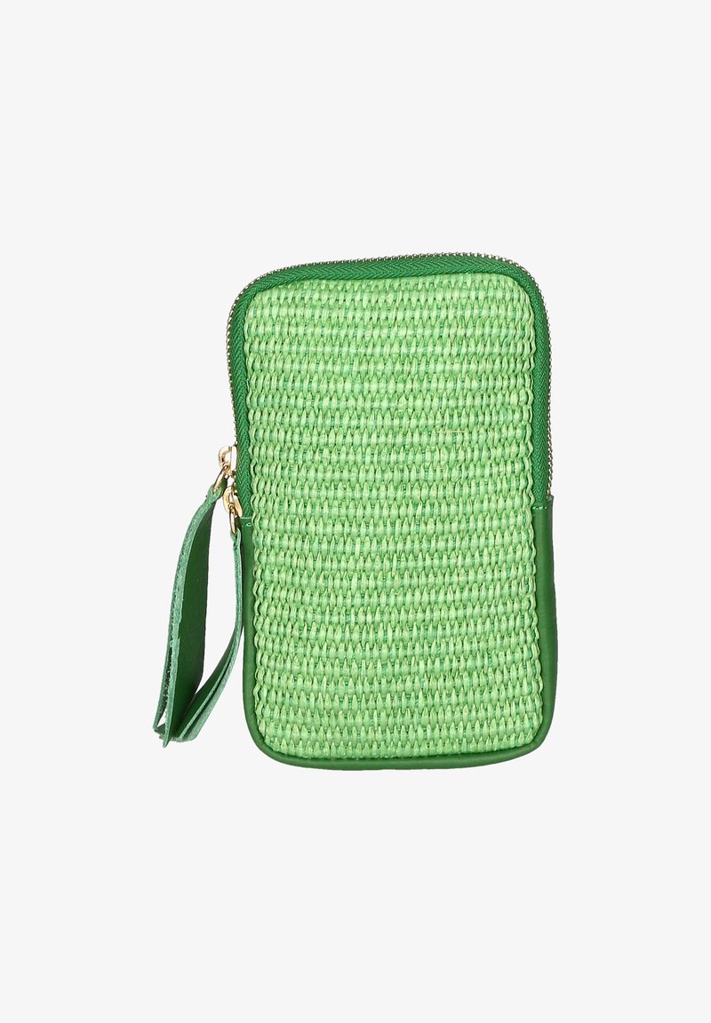 Pochette tissée verte avec un devant texturé, accents en cuir vert lisse, fermeture éclair dorée et une sangle de poignet amovible. Design rectangulaire compact.