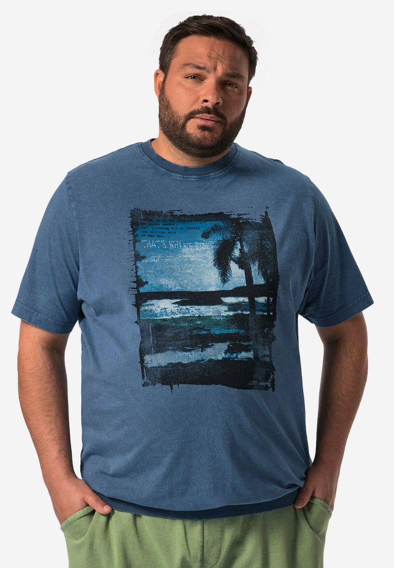 Modré bavlněné tričko s grafickým potiskem plážové scény se palmou, rámované černými štětcovými tahy, a kulatým výstřihem.