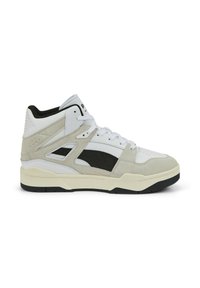 Baskets montantes en cuir blanc avec des accents en daim gris, une marque noire et une semelle en caoutchouc crème épaisse avec des détails texturés.