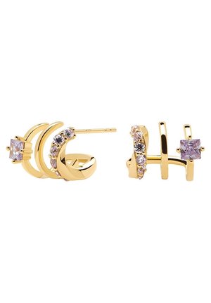 Boucles d’oreilles ton or avec pierres précieuses carrées violettes et cristaux clairs incrustés dans des motifs incurvés et droits sur fond blanc.