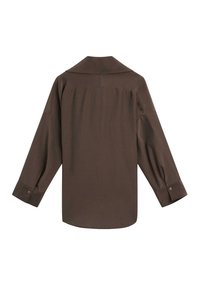Chemise longue à manches longues marron surdimensionnée, en tissu doux, avec un col détaillé, des poignets boutonnés, un dos plissé pour une texture supplémentaire, et une coupe soignée à l'ourlet.