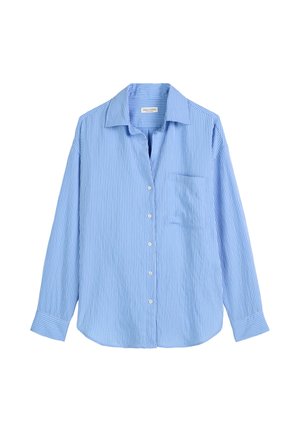 Blauw-witte gestreepte overhemd met lange mouwen, kraag, knoopsluiting en een enkele borstzak; gemaakt van lichte stof.