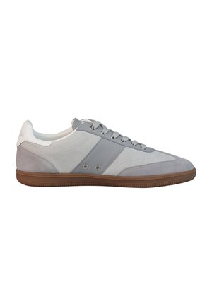 Niedrig geschnittener Freizeitsneaker in Hellgrau und Weiß mit Wildleder-Akzenten, grauen Schnürsenkeln und brauner Gummisohle, seitlich dargestellt.
