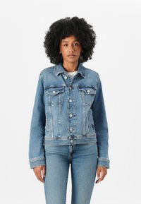 Jachetă din denim în albastru deschis, cu două buzunare pe piept, sistem de închidere cu nasturi argintii și guler clasic. Croi standard cu mâneci lungi.