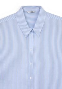 Camicia a righe blu chiaro con colletto classico, chiusura frontale con bottoni e texture morbida. Presenta sottili righe bianche e un'etichetta all'interno del colletto.