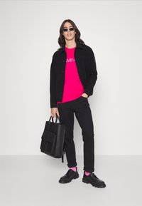 Calvin Klein FRONT LOGO - T-shirt estampada - bright jewel