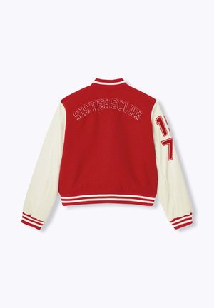 Veste universitaire rouge et blanche avec « SISTERSCLUB » brodé dans le dos et le numéro « 17 » sur la manche droite.