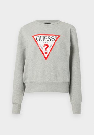 Sweatshirt gri cu un logo triunghiular roșu ce conține textul "GUESS U.S.A.", cu mâneci lungi, manșete și tiv din țesătură elastică, realizat dintr-o țesătură moale.