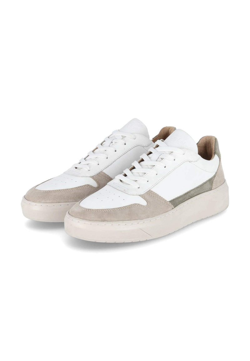 Witte sneakers met beige suède accenten, ronde neuzen, platte veters en lichtgetextureerde rubberen zolen. Minimalistisch ontwerp met contrasterende details.