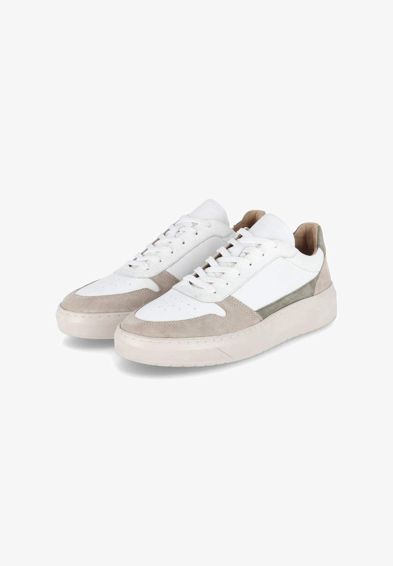 Witte sneakers met beige suède accenten, ronde neuzen, platte veters en lichtgetextureerde rubberen zolen. Minimalistisch ontwerp met contrasterende details.