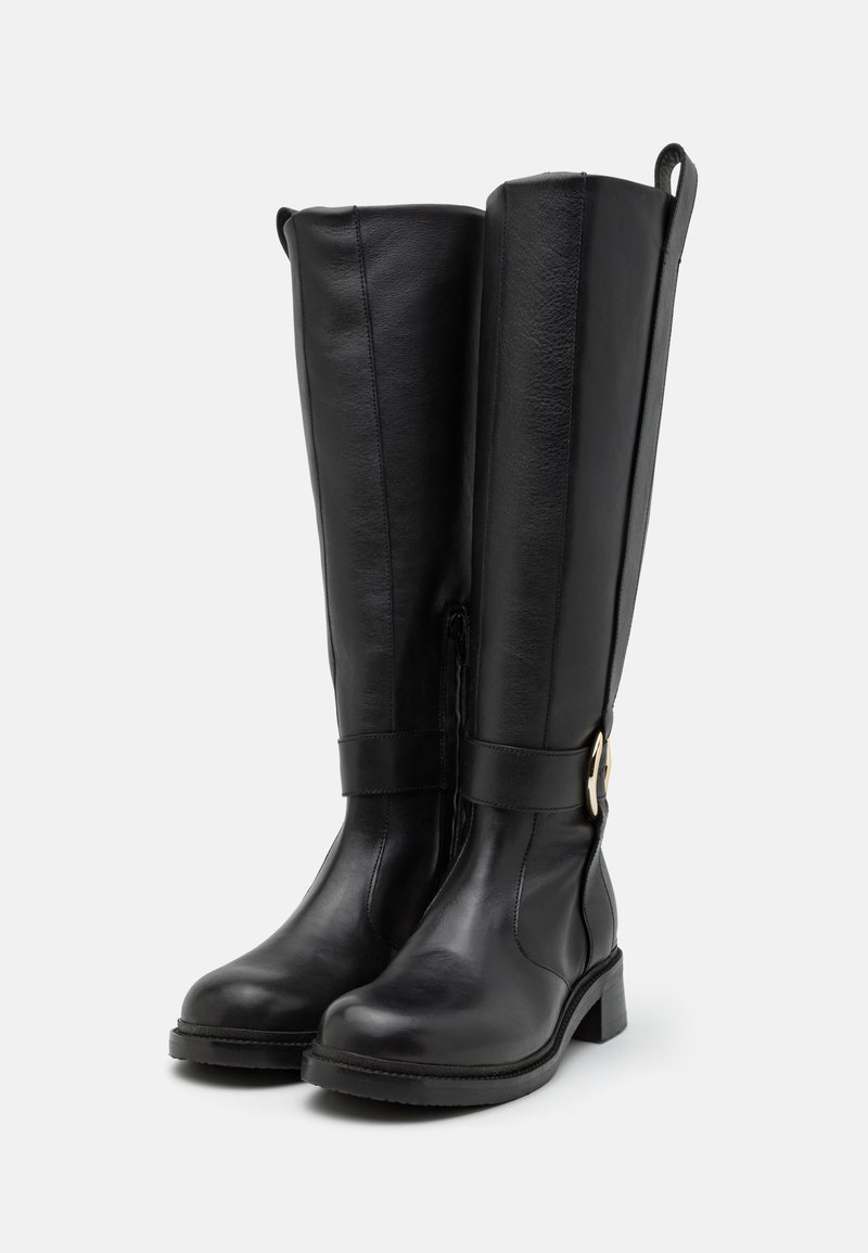 Schwarze Lederstiefel bis zum Knie mit leichtem Glanz, seitlichem Reißverschluss, Blockabsatz und einem goldfarbenen Akzent am Riemen.