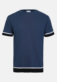 Navyblauwe t-shirt met korte mouwen, gemaakt van zachte stof, met witte en zwarte accenten op de mouwen en onderkant, en een ronde halslijn.