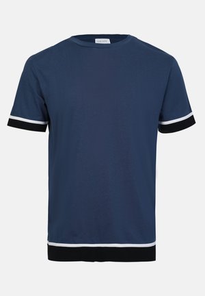 Marineblå kortermet t-skjorte laget av myk stoff, med hvite og svarte detaljer på ermene og kanten, og rund hals.