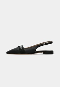 Zapato slingback de cuero negro con punta afilada, banda elástica con la etiqueta "VALENTINO" y un pequeño tacón para mayor estabilidad.