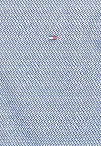 Biały materiał z niebieskim ukośnym wzorem i małym czerwonym logo. Lekki materiał, gładka faktura, szczegółowy geometryczny wzór na całej powierzchni.