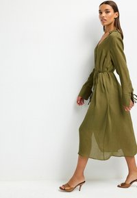 Next Tie Sleeve Belted Midi Regular Fit - Paitamekko - khaki green