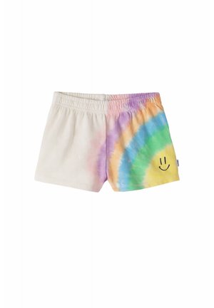 Witte shorts met elastische taille en een regenboog tie-dye patroon op het rechterbeen en een zwart smiley gezichtje dicht bij de zoom.