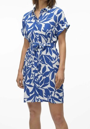 Kortærmet skjortekjole i blå og hvide bladmønstre, indsnævret i taljen med et matchende bælte, med krave og knapper.