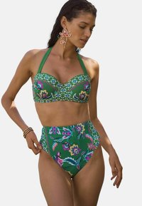 Nem kiválasztott, green tropical parrot print