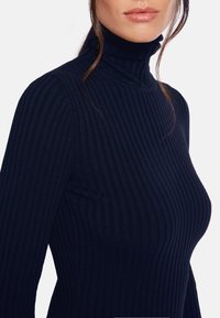 Wolford MERINO RIB - Strickkleid - navy opal