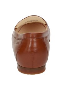 Brauner Leder-Slipper mit glatter Oberfläche, minimalistischem Design und runder Zehenform sowie einer flachen Laufsohle.