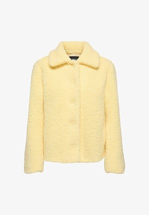 Gul fleece-jakke med krage, frontknapper og teksturert stoff. Har lange ermer og et koselig design.