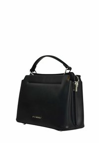 Sac à main en cuir noir de forme rectangulaire, avec fermeture éclair, poignée courte et texture lisse. Présente un logo doré en bas.