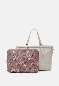 Deux sacs à main : un cabas gris pâle avec deux poignées et une housse d'ordinateur portable rose à motifs floraux avec une finition texturée.