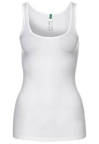 Bílý top bez rukávů vyrobený z hladkého materiálu, s výstřihem do kulata, širokými ramínky a přiléhavým střihem bez viditelných vzorů.