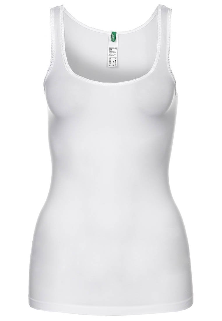Bílý top bez rukávů vyrobený z hladkého materiálu, s výstřihem do kulata, širokými ramínky a přiléhavým střihem bez viditelných vzorů.