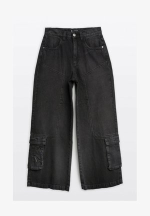 Czarne szerokie spodnie cargo wykonane z denimu, z dużymi naszytymi kieszeniami, zapięciem na guzik oraz fakturowanym wykończeniem. Płaski przód bez widocznych logo.