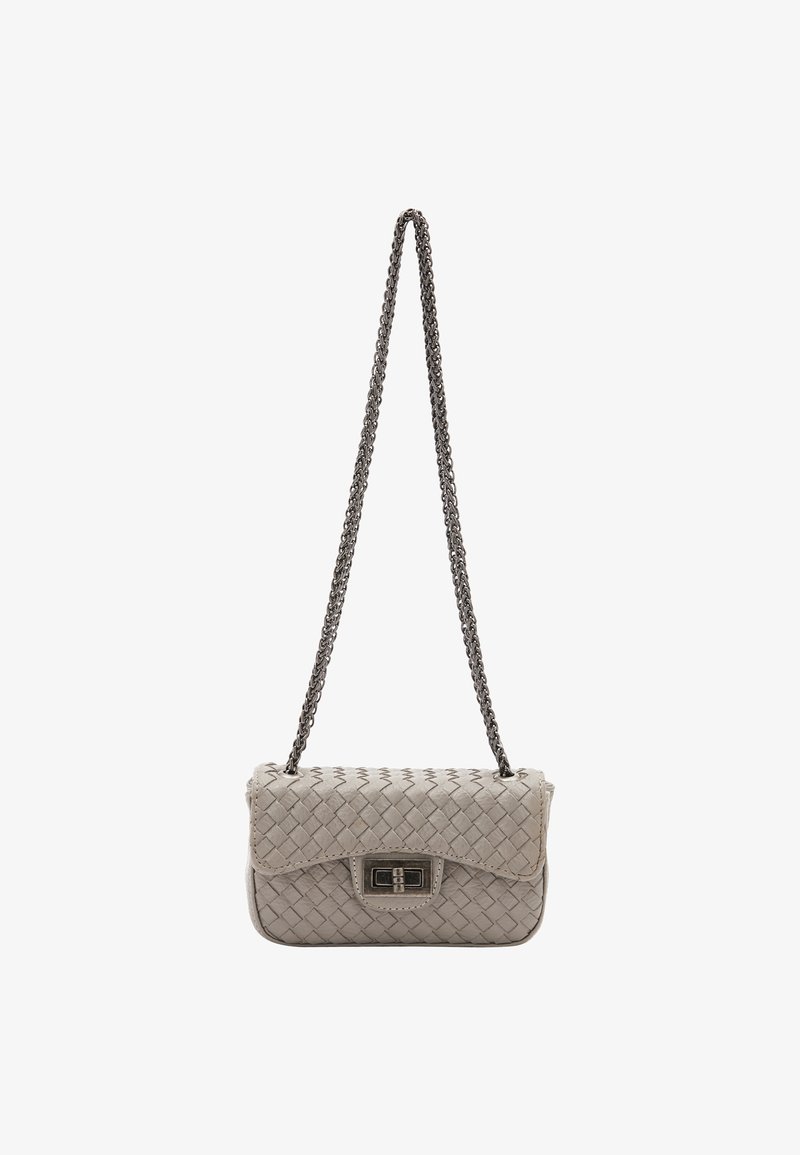 Graue gewebte Leder-Schultertasche mit einer Kettenriemen, rechteckiger Form, Klappenverschluss und silbernen Hardwareakzenten.