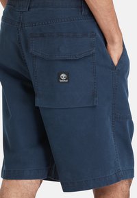 Shorts blu navy in cotone misto con tasche anteriori e posteriori, dotati di una tasca a pattina e di un'etichetta logo Timberland nera.