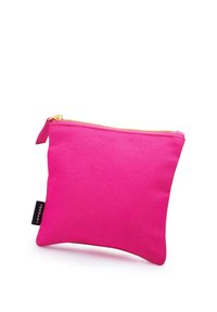 Rosa canvas pung med en struktureret overflade, gylden lynlås lukning og et side-tag. Kompakt firkantet form, der er velegnet til forskellige småting.