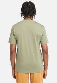 Timberland LINEAR LOGO - Triko s potiskem - cassel earth