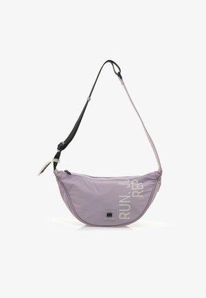 Borsa a tracolla viola chiaro con forma curva, tracolla nera, chiusura con zip, testo stampato "RUN.JU.REP" in un colore contrastante e texture liscia.