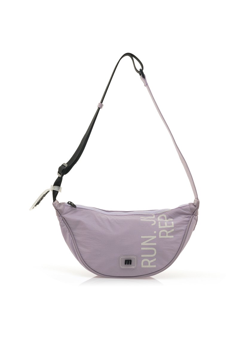 Bolso cruzado de color púrpura claro con forma curva, correa negra, cierre de cremallera, texto impreso "RUN.JU.REP" en un color contrastante y textura suave.
